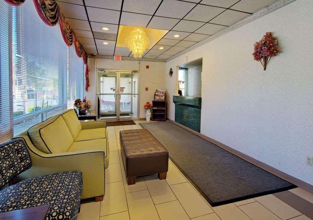 Travelodge By Wyndham Lynchburg Exterior photo