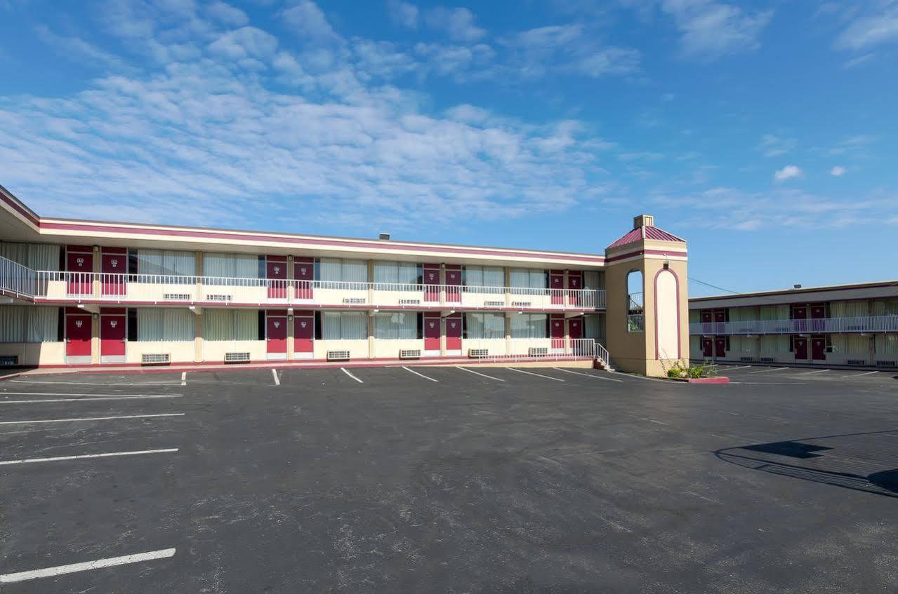 Travelodge By Wyndham Lynchburg Exterior photo