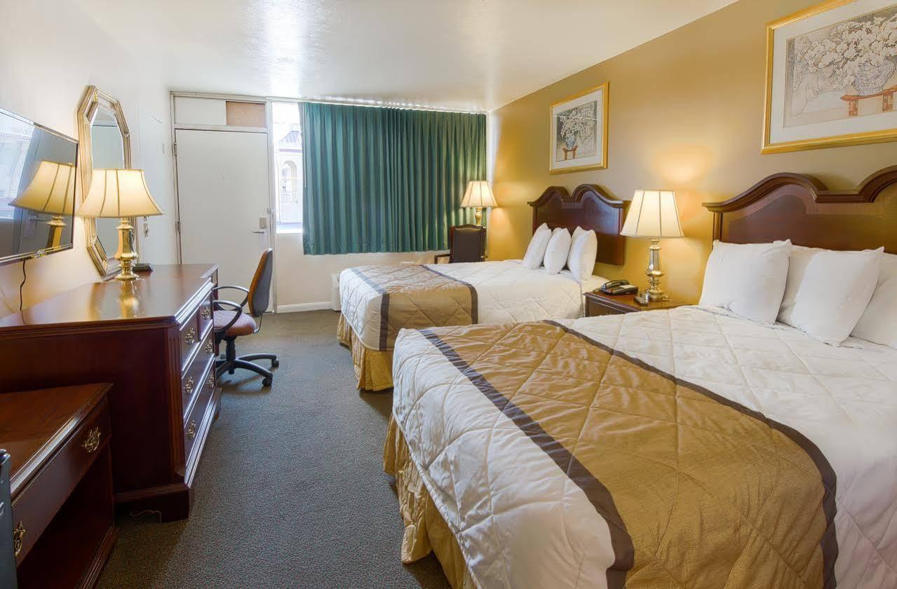 Travelodge By Wyndham Lynchburg Exterior photo