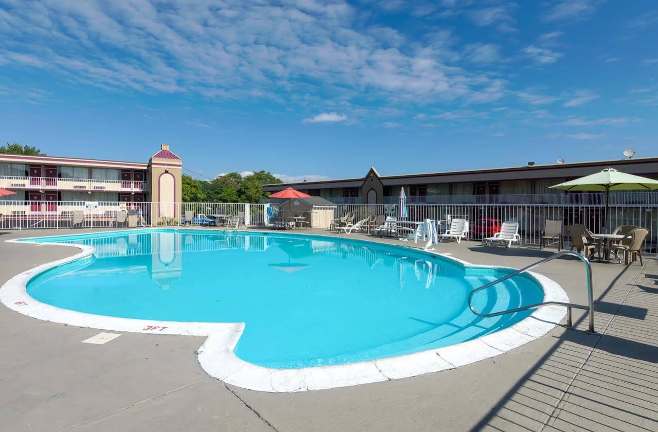 Travelodge By Wyndham Lynchburg Exterior photo